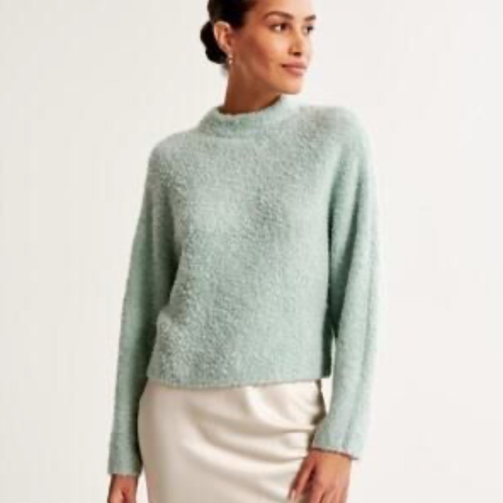 New Abercrombie Cropped Sweater Size Small/Medium Nwot